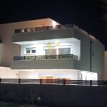 Aussenasicht vorne bei Nacht