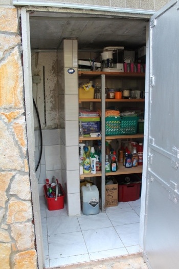 Abstellraum bei geöffneter Türe