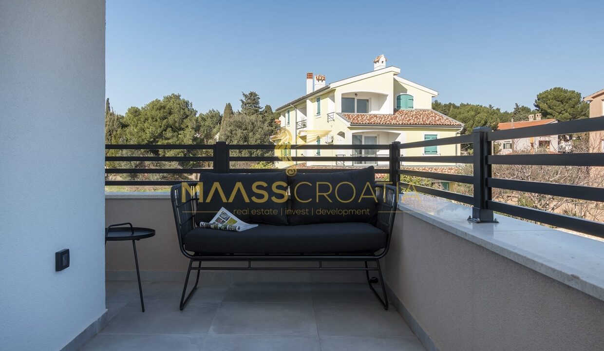 villa-m-premantura-golden-flowers-balcony