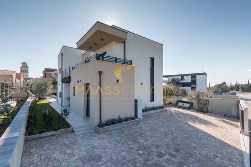 villa-m-premantura-private-parking-entrance