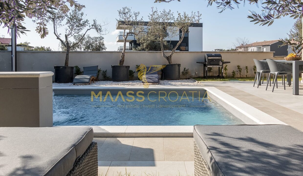 villa-m-premantura-backyard-side-2