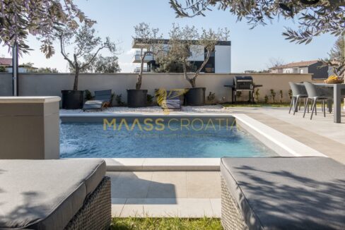 villa-m-premantura-backyard-side-2