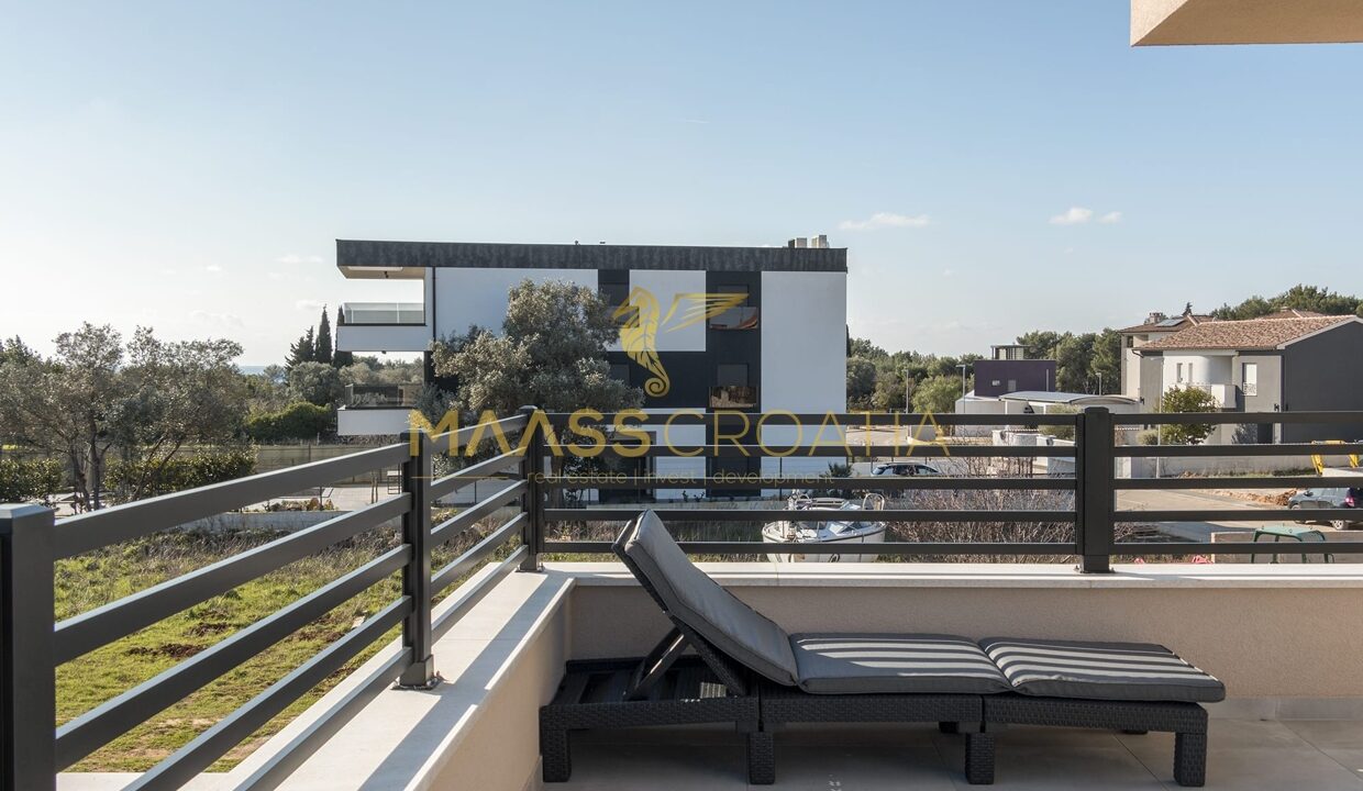 villa-m-premantura-honeycomb-balcony3