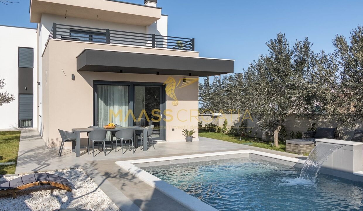 villa-m-premantura-backyard-side3 – kopija