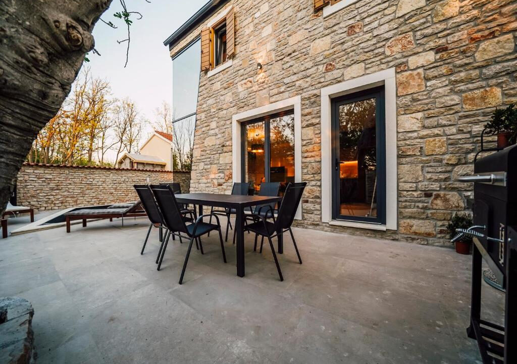 Neue moderne Villa aus Stein in der Region Zadar