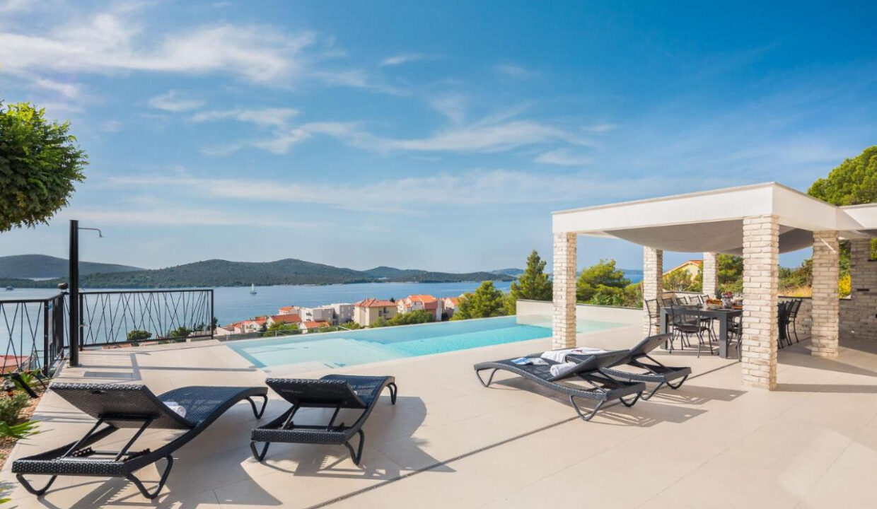 Neue moderne Villa mit Meerblick in der Nähe von Šibenik