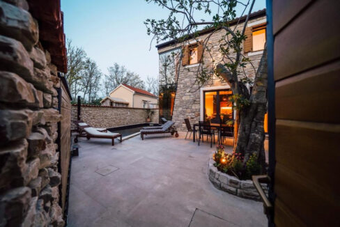 Neue moderne Villa aus Stein in der Region Zadar