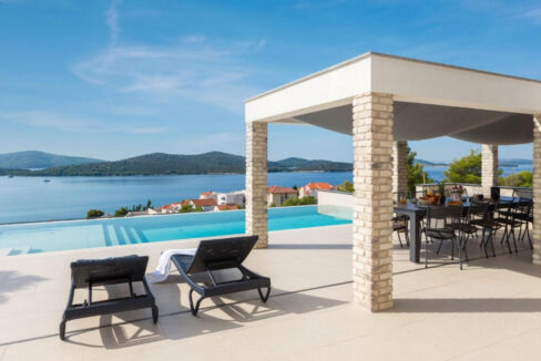 Neue moderne Villa mit Meerblick in der Nähe von Šibenik