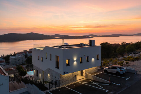 Neue moderne Villa mit Meerblick in der Nähe von Šibenik