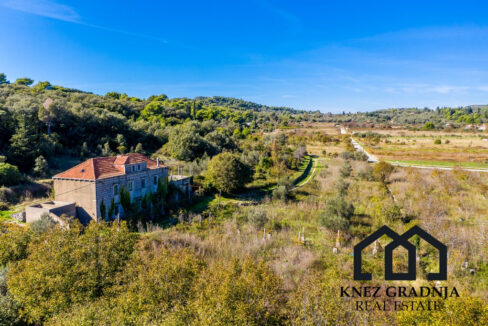 Erstaunliche handgefertigte Steinvilla auf der Insel Sipan