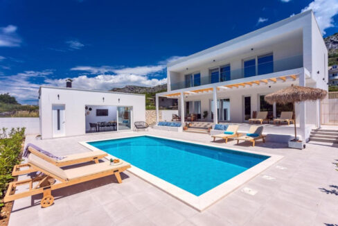 Wunderschöne weiße Villa bei Omis