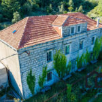 Erstaunliche handgefertigte Steinvilla auf der Insel Sipan