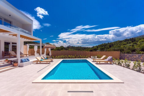 Wunderschöne weiße Villa bei Omis