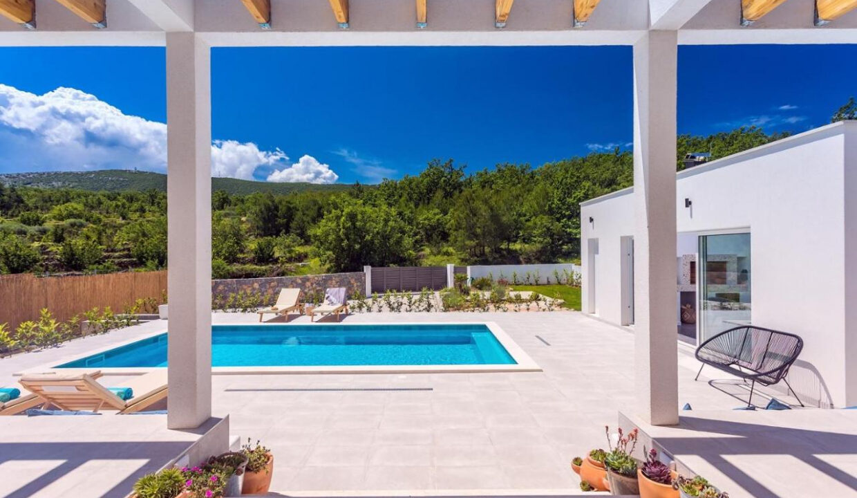 Wunderschöne weiße Villa bei Omis