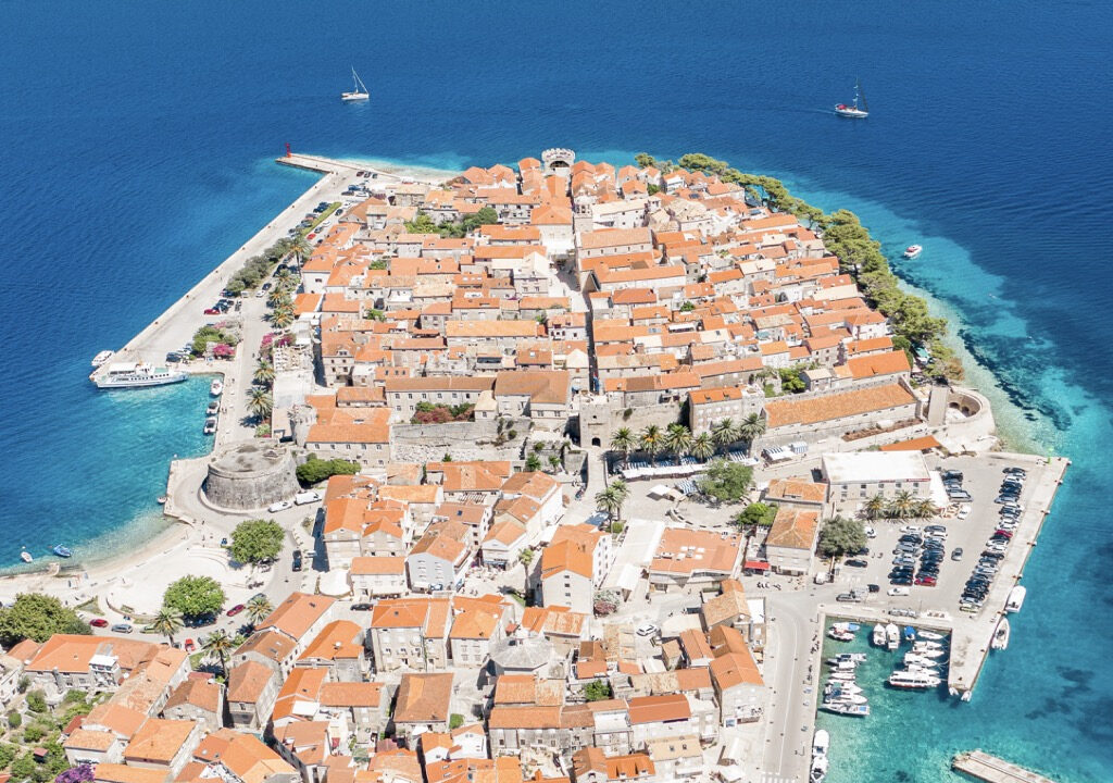 Erstaunliche handgefertigte Steinvilla auf der Insel Sipan