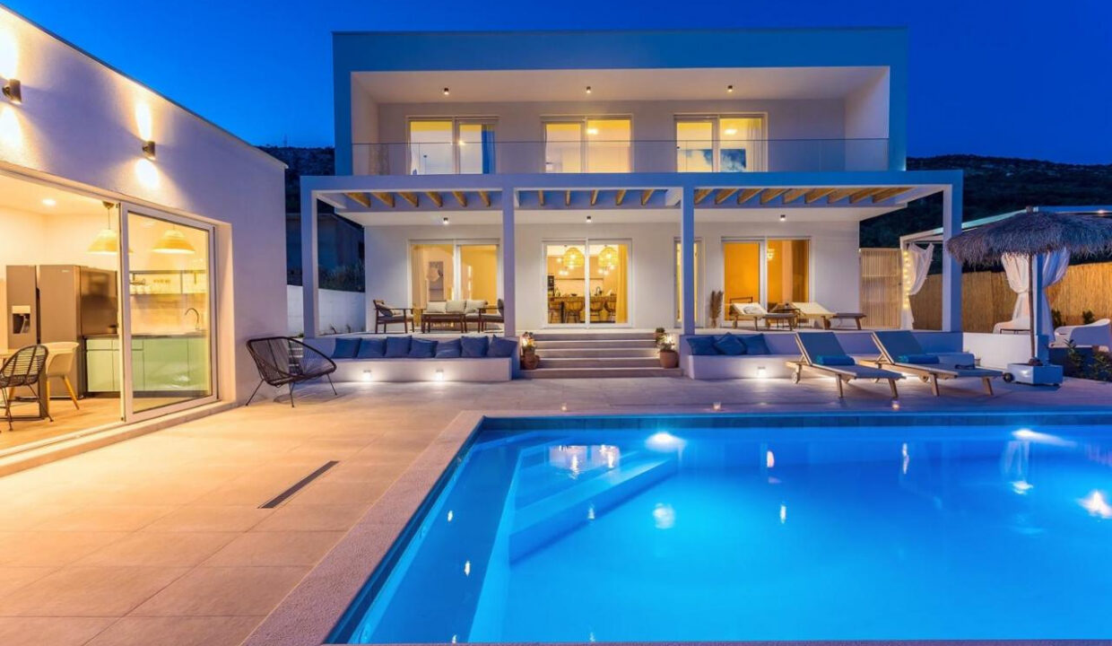 Wunderschöne weiße Villa bei Omis