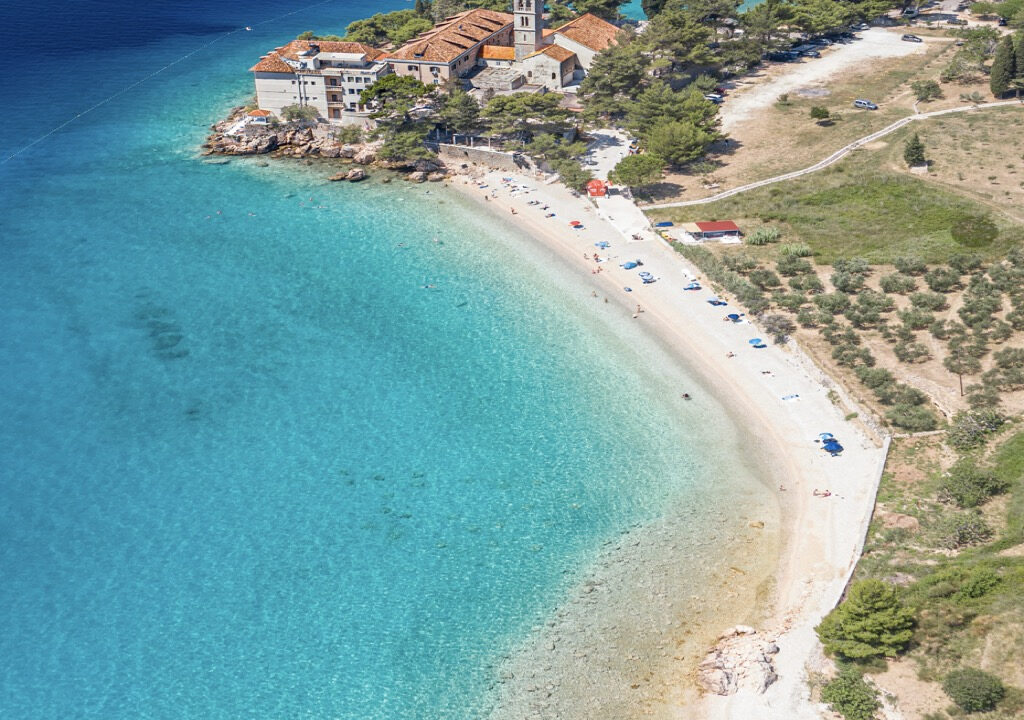 Erstaunliche handgefertigte Steinvilla auf der Insel Sipan