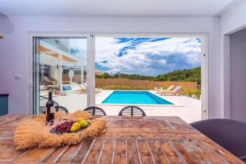 Wunderschöne weiße Villa bei Omis