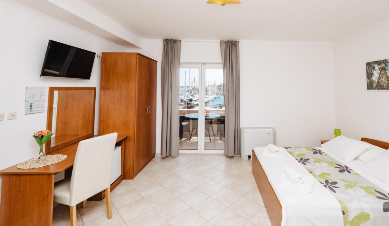 Grundstücke am Meer Tribunj