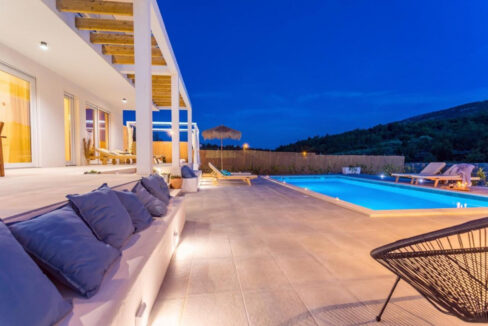 Wunderschöne weiße Villa bei Omis