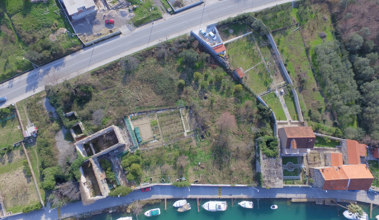 Historisches Gebäude am Meer