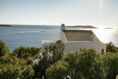 Weißes Haus mit Meerblick auf der Insel Vis