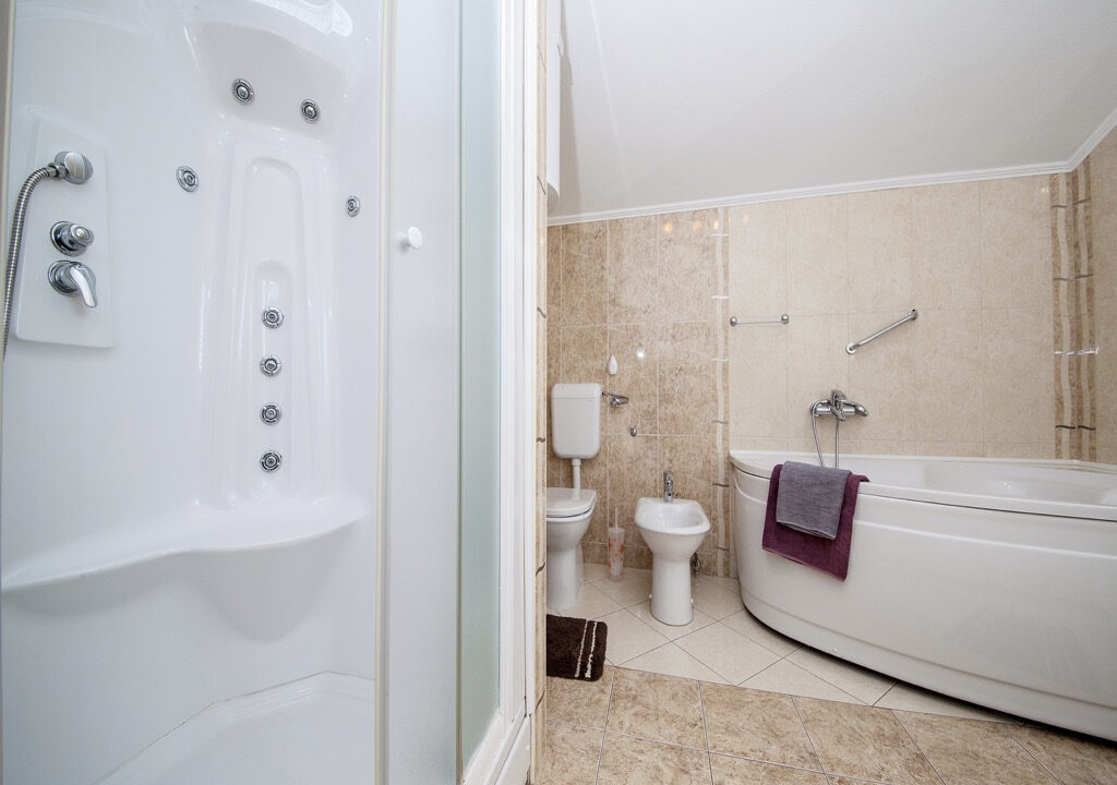 Haus mit Garten und Meerblick in Makarska