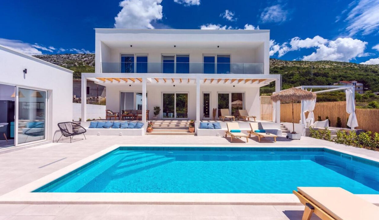 Wunderschöne weiße Villa bei Omis