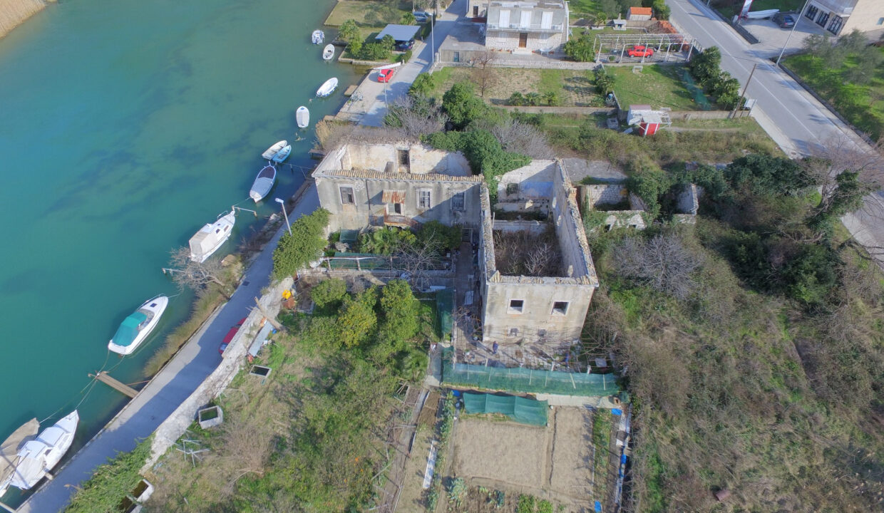Historisches Gebäude am Meer