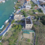 Historisches Gebäude am Meer