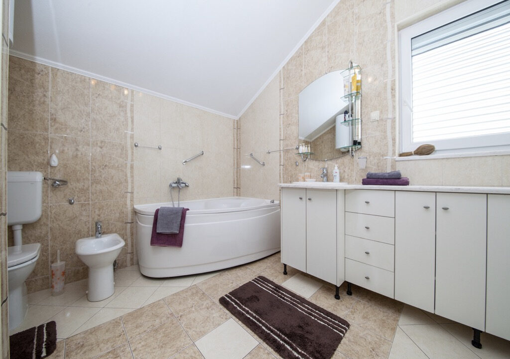 Haus mit Garten und Meerblick in Makarska