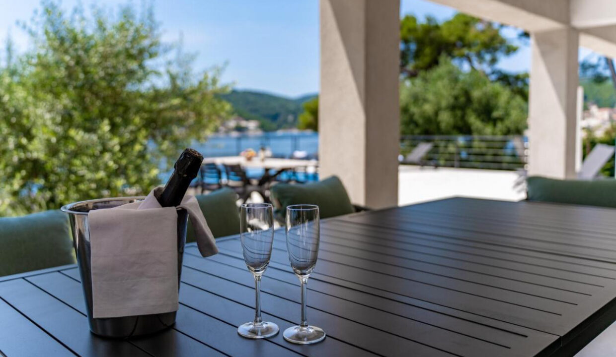 Villa aus Stein direkt am Meer auf der Insel Brac