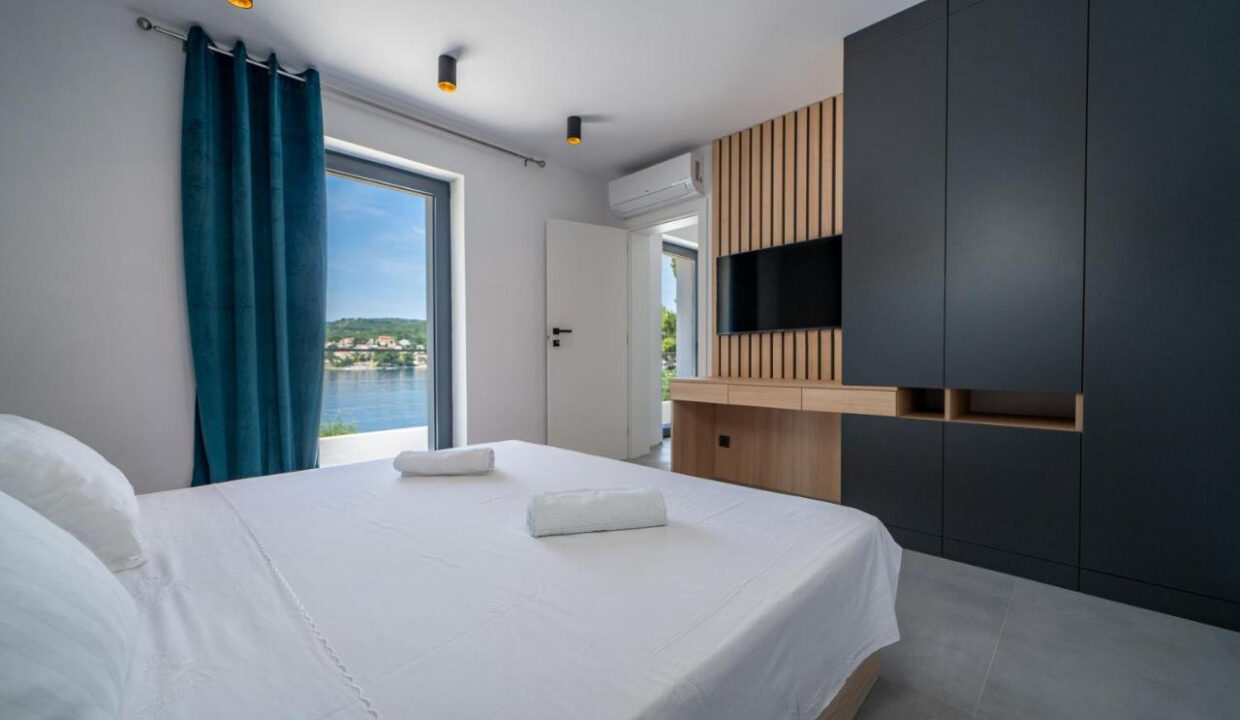 Villa aus Stein direkt am Meer auf der Insel Brac